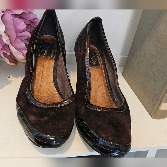 Women's Clarks size 7.5 brown suede and patent heels - Picture 7 of 8